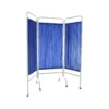 Biombo de tres cortinas hospitalario con estructura de acero, cortinas de algodón y rodajas para brindar privacidad en clínicas, hospitales y consultorios.